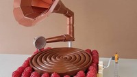 Kreasi pastrynya kali ini dibuat menyerupai gramophone, alat pemutar piringan hitam. Ia menyebut karyanya ini Musica Maestro. Foto: Instagram @idolcidigulliver