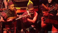 Alat musik tradisional yang dimainkan berasal dari berbagai daerah di Indonesia.