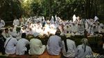 Foto: Ritual Membersihkan Diri di Ciamis