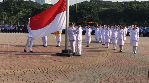Pengibaran Bendera Merah Putih saat Upacara Hardiknas di Monas,