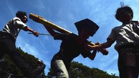 Tidak hanya mahasiswa yang tergabung dalam FPPI yang menggelar aksi teatrikal menyambut Hardiknas, tetapi juga mahasiswa yang tergabung dalam BEM Fakultas Keguruan dan Ilmu Pendidikan (FKIP) Unismuh Makassar.