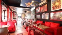 Comic Cafe Jakarta. Bagi para pecinta komik maka tempat ini merupakan tempat yang wajib dikunjungi. Terletak di Tebet, Jakarta, Comic Cafe tidak hanya tempat yang menyenangkan untuk para pecinta komik tetapi juga tempat yang tepat untuk sekadar berkumpul dan menyantap hidangan yang ditawarkan. Istimewa/Comic Cafe.
