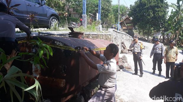 Polisi mem-police line dan menyita peralatan pembuat arak jowo