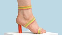 The candy heel, tulis Beyer untuk foto ini. Ia memanfaatkan lembaran permen gula warna-warni sebagai pengganti material sepatu. Hak sepatu juga dibuat dari permen keras berwarna merah. Kreatif ya! Foto: Instagram nikolajbeyer