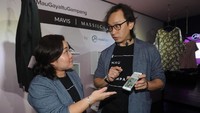 CEO MatahariMall.com Hadi Wenas dan Head of Retail & Merchandising Meidiana Gunawan, menunjukkan situs MatahariMall.com dengan tampilan dan fitur teranyarnya. Foto: dok. mataharimall