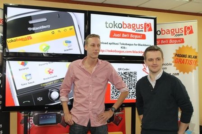 Remco Lupker (kiri) saat masih di Tokobagus. Foto: dok. pribadi Remco Lupker (kiri) saat masih di Tokobagus. Foto: dok. pribadi