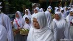 Foto: Ritual Membersihkan Diri di Ciamis