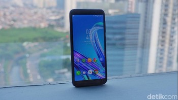 Asus membekali ponsel ini dengan layar 5,45 inch dengan resolusi HD+ dan aspek rasio 18:9.  (Foto: detikINET/Adi Fida Rahman)