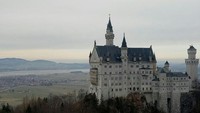 Terkenal sebagai kastil yang menginspirasi Walt Disney, Kastil Neuschwanstein di Jerman juga menerapkan aturan dilarang memotret. Membawa backpack serta stroller juga dilarang di sini (Indra S/dTraveler)