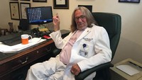 Dokter Akui Trump Mendiktenya Tulis Surat Kesehatan. Dokter Harold Bornstein yang merawat Presiden Amerika Serikat (AS) Donald Trump sejak tahun 1980, mengakui bahwa keterangan kondisi kesehatan Trump tahun 2015 tidak ditulis dirinya. Bornstein menyebut isi surat itu didikte oleh Trump kepada dirinya.Surat soal kondisi kesehatan Trump dirilis Bornstein tahun 2015 lalu, saat Trump resmi mencalonkan diri sebagai Presiden AS dalam pilpres 2016. Surat dari Bornstein yang merawat Trump sejak tahun 1980 lalu, itu dirilis melalui tim kampanye Trump saat itu. Foto: pool