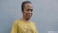 Bahkan dalam suatu wawancara, ia memilih tampil dengan sarung dan kaos saja. Asep Syaifullah/detikHOT.