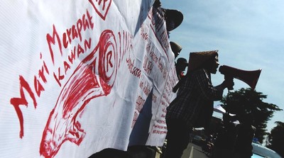 Aksi Teatrikal Peringati Hardiknas di Makassar