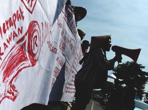 Aksi Teatrikal Peringati Hardiknas di Makassar