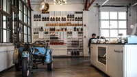 Interior kafe juga tidak kalah menarik. Karena menempati bangunan bekas garasi, nuansa otomotif dan motor-motor tua menambah kesan rustik di dalam kafe. Foto: Istimewa