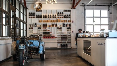 Pencinta Kopi, Mampirlah ke Garasi Tua yang Rustik Ini untuk Cicipi Kopi Terbaik!