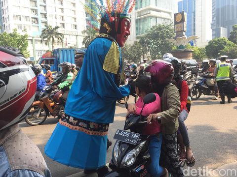 Ondel-ondel yang dihadirkan pun ikut merazia pengendara