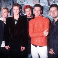 Zaman ketika JC begitu percaya diri pakai sweater oranye pas badan yang menerawang. Foto: Dok. Getty Images