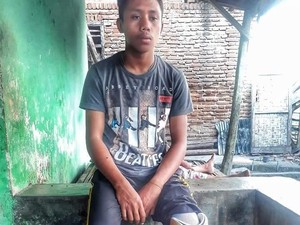 Idris yang Semangat Sekolah Meski Berkaki Satu