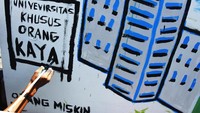 Dalam aksinya, mereka meminta agar dihentikannya komersialisasi pendidikan.