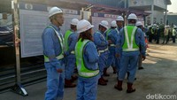 Di lokasi proyek juga terlihat para pekerja sedang sibuk melakukan aktivitas. Pekerja yang terlihat terdiri dari pekerja lokal dan asing.