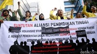 Para mahasiswa berorasi di depan gedung Kemenristekdikti, Jakarta, Rabu (2/5/2018).