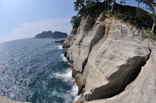 Dari Jepang, ada Geopark Izu Peninsula di Pulau Honshu. Geopark ini tercipta dari dua lempengan gunung api dan tektonik. Sejumlah pemandian air panas juga dapat ditemui di sini (dok unesco.org) Dari Jepang, ada Geopark Izu Peninsula di Pulau Honshu. Geopark ini tercipta dari dua lempengan gunung api dan tektonik. Sejumlah pemandian air panas juga dapat ditemui di sini (dok unesco.org)