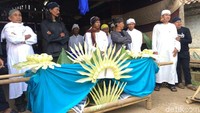 Tradisi Nyepuh ini diawali dengan pembukaan di halaman kantor Desa Ciomas, kemudian dilanjutkan berjalan kaki menuju makam KH Panghulu Gusti di Situs Geger Emas, yang dipercaya sebagai salah satu tokoh penyebar islam pertama di Desa Cipmas Panjalu (Dadang Hermansyah/detikTravel)
