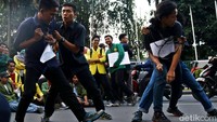 Mahasiswa juga menggelar aksi teatrikal.