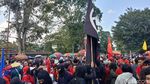 Foto: Jejak Aksi Vandalisme saat Peringatan May Day di Bandung