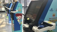 Pesawat Toy Story dirancang khusus untuk para traveler agar berada di dunia klasik Disney-Pixar. Fasilitas boarding pass yang mesinnya juga bergambar kartun Toy Story (Shanghai Disney Resort/CNN Travel)