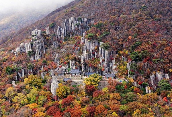 Korea Selatan pun tidak mau ketinggalan dengan tetangganya. Geopark Mudeungsan di atas Kota Gwangju yang disakralkan juga turut diakui oleh UNESCO tahun ini (dok unesco.org) Korea Selatan pun tidak mau ketinggalan dengan tetangganya. Geopark Mudeungsan di atas Kota Gwangju yang disakralkan juga turut diakui oleh UNESCO tahun ini (dok unesco.org)