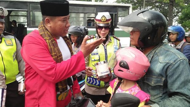 Polantas bagi-bagi handuk di Jakbar