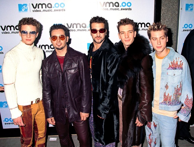 Masa di mana mantel bulu, denim dan kacamata ungu Justin Timberlake kelihatan keren banget. Foto: Dok. Getty Images