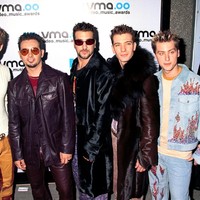 Masa di mana mantel bulu, denim dan kacamata ungu Justin Timberlake kelihatan keren banget. Foto: Dok. Getty Images