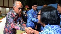 Hadir dalam acara tersebut Direktur Bisnis Bank DKI Antonius Widodo, Direktur Utama Bank DKI Kresno Sediarsi, dan Pelaksana Harian Gubernur DKI Jakarta Sandiaga Uno usai berfoto bersama dengan salah satu Kepala Sekolah penerima penghargaan di peluncuran Sistem Informasi Akuntabilitas Pendidikan SIAP BOS BOP di Jakarta (2/5). Foto: dok. Pemprov DKI