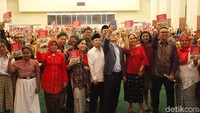 Zulkifli Hasan mengajak para peserta untuk swafoto bersama.
