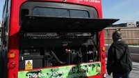 Tampak belakang Bus elektronik di London yang merupakan perpaduan antara Diesel dan baterai. Istimewa/ Matt Cardy.