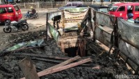 Saat bekerja di dalam gorong-gorong lubang yang digali tiba-tiba longsor.