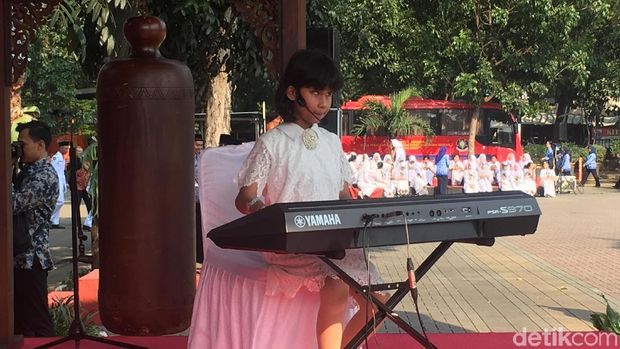 Sandi Kagum Lihat Siswi SLB Nyanyi Indonesia Pusaka di Hardiknas