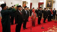 Salman Al Farisi saat mengucapkan sumpah jabatan.