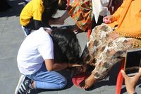 Ritual ini pun punya makna jasih sayang antara ibu dan anak (dok Pemkab Halmahera Barat) 