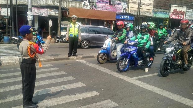 Polisi cilik ikut mengatur lalu lintas