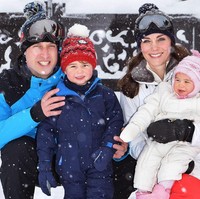Say cheese! Pangeran William dan keluarga berpose di tengah hujan salju saat berlibur di pegunungan Alpen, Prancis. Putri Charlotte sudah sadar kamera ternyata. (Getty Images)