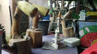 Sampah yang terkumpul dapat mencapai puluhan kilogram. Selanjutnya sampah disulap menjadi kerajinan tangan yang memiliki nilai ekonomis. Tidak jarang orang tua siswa ikut terlibat dalam pembuatan kerajinan di halaman belakang sekolah berukuran 6x9 meter itu. Mulai dari bunga, bingkai foto, hingga pakaian dari sampah plastik ada dalam gudang milik TK Junjung Birru ini.