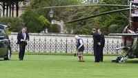Naik Helikopter, Ratu Inggris Jenguk Anak Ketiga William-Kate. Ratu Inggris Elizabeth II menjenguk cicitnya yang baru saja lahir, Pangeran Louis, di Istana Kensington. Ini adalah kali pertama Ratu Elizabeth bertemu langsung dengan cicitnya tersebut. Foto: dok. Yahoo via Splash