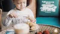 Anak pertama Ringgo dan Sabai ini sedang asyik sarapan. Gayanya keren banget ya saat mengoleskan butter ke croissant? Foto: Instagram sabaidieter