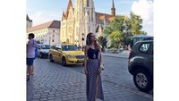 Saat di Budapest, Hungaria Cinta Laura berfoto di depan Gereja Matthias (claurakiehl/Instagram)