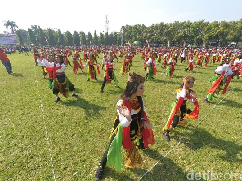 Aksi Ribuan Anak Tari  Remo  Massal Peringati Hari Pendidikan