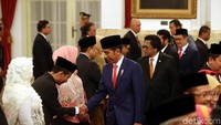 Usai pelantikan, Jokowi kemudian memberikan ucapan selamat yang diikuti oleh para tamu undangan.