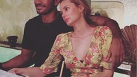 Bersama sang istri, Valentine, Bayu kerap mengunggah momen romantis mereka ketika sedang makan malam bersama. Duh, seperti tengah melihat film romantis, ya? Foto: Instagram @bayu_ario